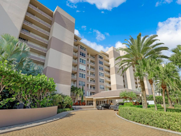 On Beach Vacation Condo Two Bedrooms in Marco Marco Island